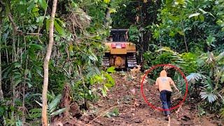 Very Extreme! The D6R XL bulldozer was stuck in the mud on its side