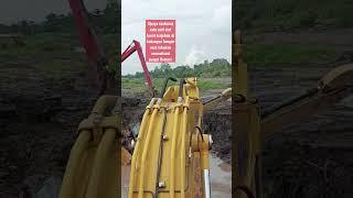 Upaya Evakuasi Excavator terjebak di kubangan lumpur #shorts