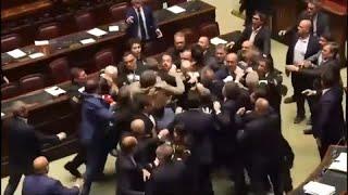 Italia: maxirissa a Montecitorio, attacchi al verbale della Camera che li definisce "disordini"