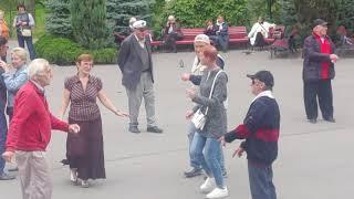 18. Ну кто сказал тебе. Танцуем ретро танцы в парке горького Харьков под ретро музыку.