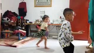 Video lucu anak kecil goyang hot