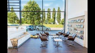 Möbelaufbau im neuen Autohaus - ŠKODA Neubau von Schmolck