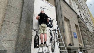 Ukraine street artist Gamlet 'under orders' to paint Kharkiv | AFP