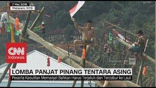 Seru! Tentara Asing Ikut Lomba Panjat Pinang