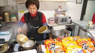 Korean Street Food - Egg Ramen, Cheese Ramen, Rice Cake Ramen, Dumplings Ramen in Seoul