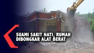 Disaksikan Ratusan Orang, Suami yang Istrinya Selingkuh Bongkar Rumah Pakai Alat Berat