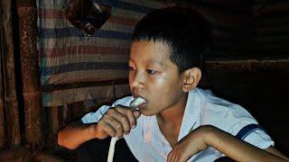 Orphan boy missed his mother and was hungry, so he grilled bananas to eat.