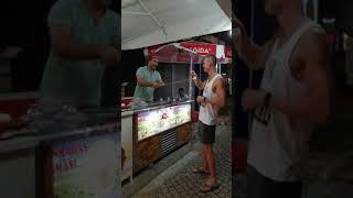 Продавец мороженого в Турции. Смешной продавец. Ice cream man. Attracts crowds with tricks