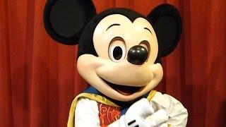 Playing a Card Trick with a TALKING Interactive Mickey Mouse - Disney World