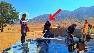 Courage in work:doing bitumen on the roof of the house with efforts of the mother and her daughters