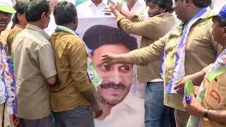 Auto Drivers "Paalabhishekam"to AP CM YS JAGAN's Photo over "YSR Vaahanamitra" Scheme || vijayawada