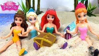 PRINCESAS DISNEY A LA PLAYA ELSA Y ANA SE QUEDAN SIN MALETAS Y ARIEL ENCUENTRA UN TESORO EN LA ARENA