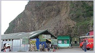 Massive Landslide II भट्ठाकुफर फल मंडी हुई बन्द III  सेब की पेटियां भी मलबे के नीचे दब गई