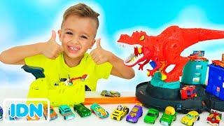 Vlad dan Nikita bermain dengan Mobil Mainan-Hot Wheels City