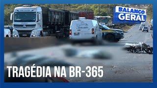 ACIDENTE: duas pessoas de moto caem e são atropeladas por carreta em acidente fatal