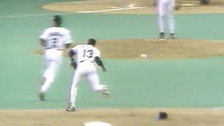 Omar Vizquel makes a nifty barehanded stop