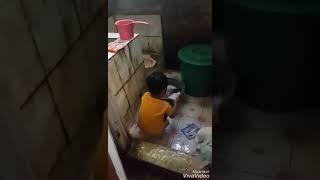 Anak kecil nyuci pakaian di bantu sama tante kecil.