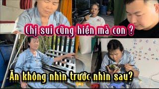 Dâu Việt mua CUA đãi các con_Mẹ chồng Trung Quốc bất ngờ NỔI GIẬN không ăn ? Ông xui vẫn khen HIỀN?