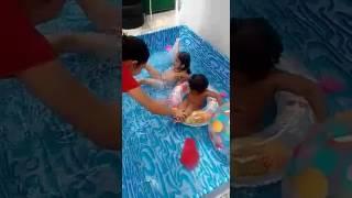 Hadassa na piscina brincando com a prima Yasmine. Férias de janeiro de 2017.