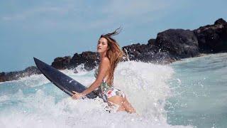 THE GIRLS OF SURFING - MONYCA ELEOGRAM