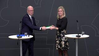 Paulina Brandberg tar emot slutbetänkande från Delegationen mot arbetslivskriminalitet