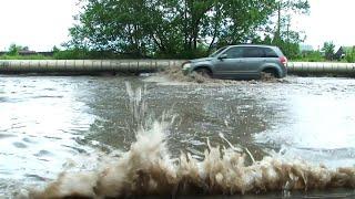 Вода бескрайним океаном разливается по проезжей части ул. Социалистической в Бийске