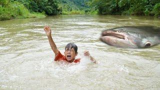 The boy was in danger when catching a giant fish. Luck did not come to the boy