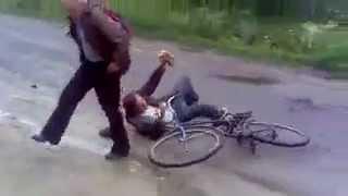 Собака подрезала пьяного мужика на велосипеде))