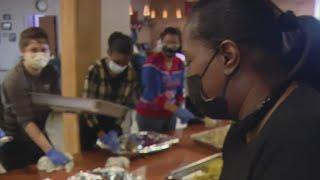 Nonprofit hands out 700 turkey dinners to Chicago seniors