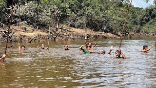 Menyelamatkan enjin Yamaha 15 kaban di Sungai Ulu Jelalong. Endur selalu mayuh baya.