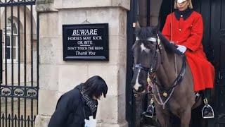 Japanese tourist bows and shows respect to the kings guard #thekingsguard