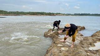 Fishing Video || Traditional boys are fishing using two hooks in the deep current of the river 