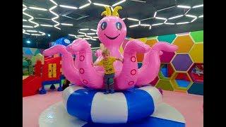 Songs for kids Funny Kids Video Blogger mamin Risha play with toys Микки Маус&Гигантский Осминог