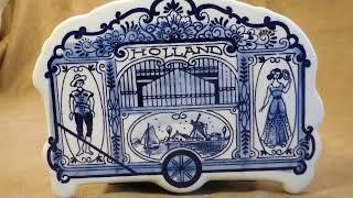 HAND PAINTED DELFT BLUE HOLLAND MUSICAL SOVENIR W/ SANKYO MVMT "TULPEN AUS AMSTERDAM"