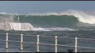 Espectacular imagen, ola gigante rompe violentamente en la entrada del puerto de Cudillero, TSUNAMI,