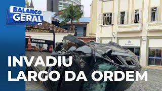 Carro invade Largo da Ordem, tomba e motorista desaparece de madrugada