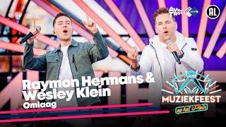 Raymon Hermans & Wesley Klein - Omlaag (LIVE) • Muziekfeest op het Plein 2024 // Sterren NL