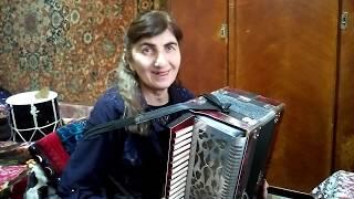 Асият Кубанова повторила на гармошке без полутонов мелодию профессиональной гармонистки С.Чипчиковой