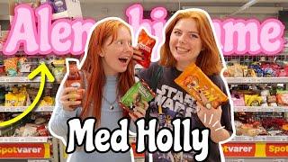 ALENE HJEMME MED HOLLY! *VLOG* Køber snacks, skater, party, film - Emmes