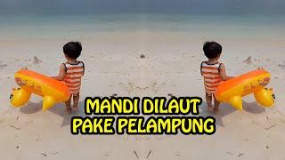 SENENG BANGET EKSPRESINYA MANDI DILAUT PAKE PELAMPUNG BEBEK