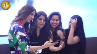 Befikre Actress Vaani Kapoor ने Launch किया Samsung Galaxy S-8 Mobile