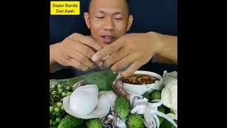 Babang Tampan Makan Cumi Besar dan Lalapan Pare.. Mantab bet 