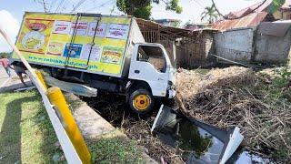 Nabungguan kag napilpilan sang panel van