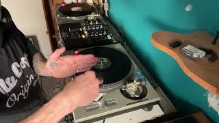 DJ DEMONSTRATION ON A PURE VINYL MIX WITH TECHNICS SL1200MK2