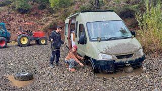 Caravan crashed onto the beach and sank! 2 Cars Came to Take Out