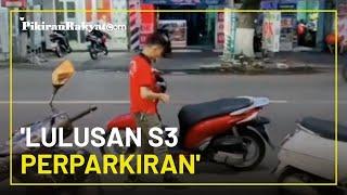 Viral Tukang Parkir Pindahkan Motor dengan Teknik Unik