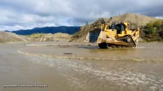 Артель Челбанья. Переправа на бульдозере Caterpillar D10T для замены убитой молнией опоры ЛЭП