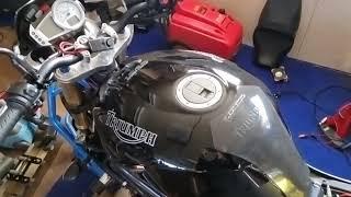 speed triple 1050 2005 spark plug and airfilter change. Long version.