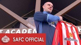 Darron Gibson completes Sunderland move