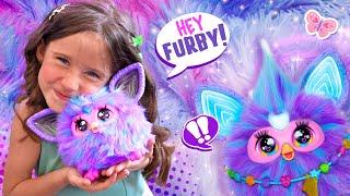 Saritah Bebe conoce a su nuevo mejor amigo FURBY